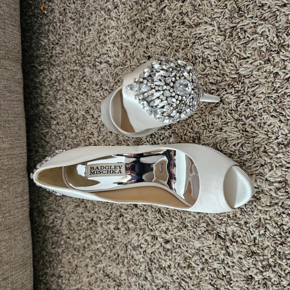 Badgley Mischka Women's Satin Peep Toe Heels with Crystals Kiara sz 7.5‎
